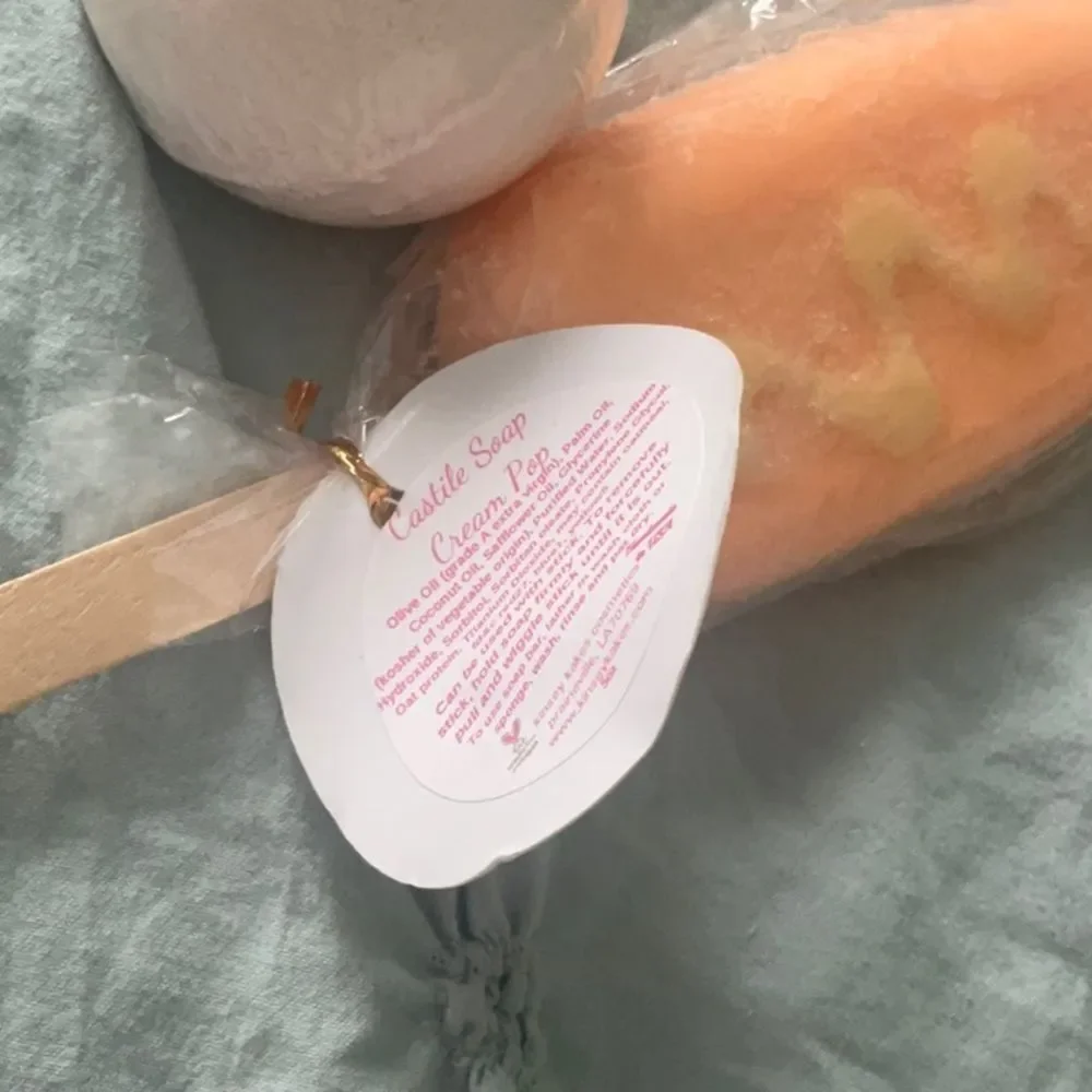 Lot Briogeo FarewellFrizz Peach Bath Cream Pop & Bath Bomb